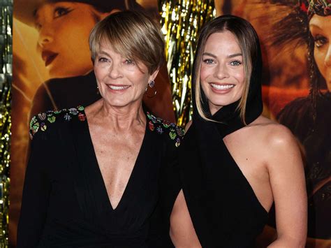 margot robbie mom.